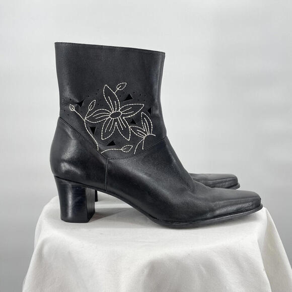 Women's Matisse Matisse Black Keyhole Embroidered Ankle Boots 10M - Picture 1 of 6